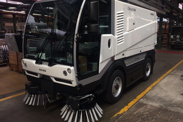 V5006 Diesel for compact pedestrian sweeping.